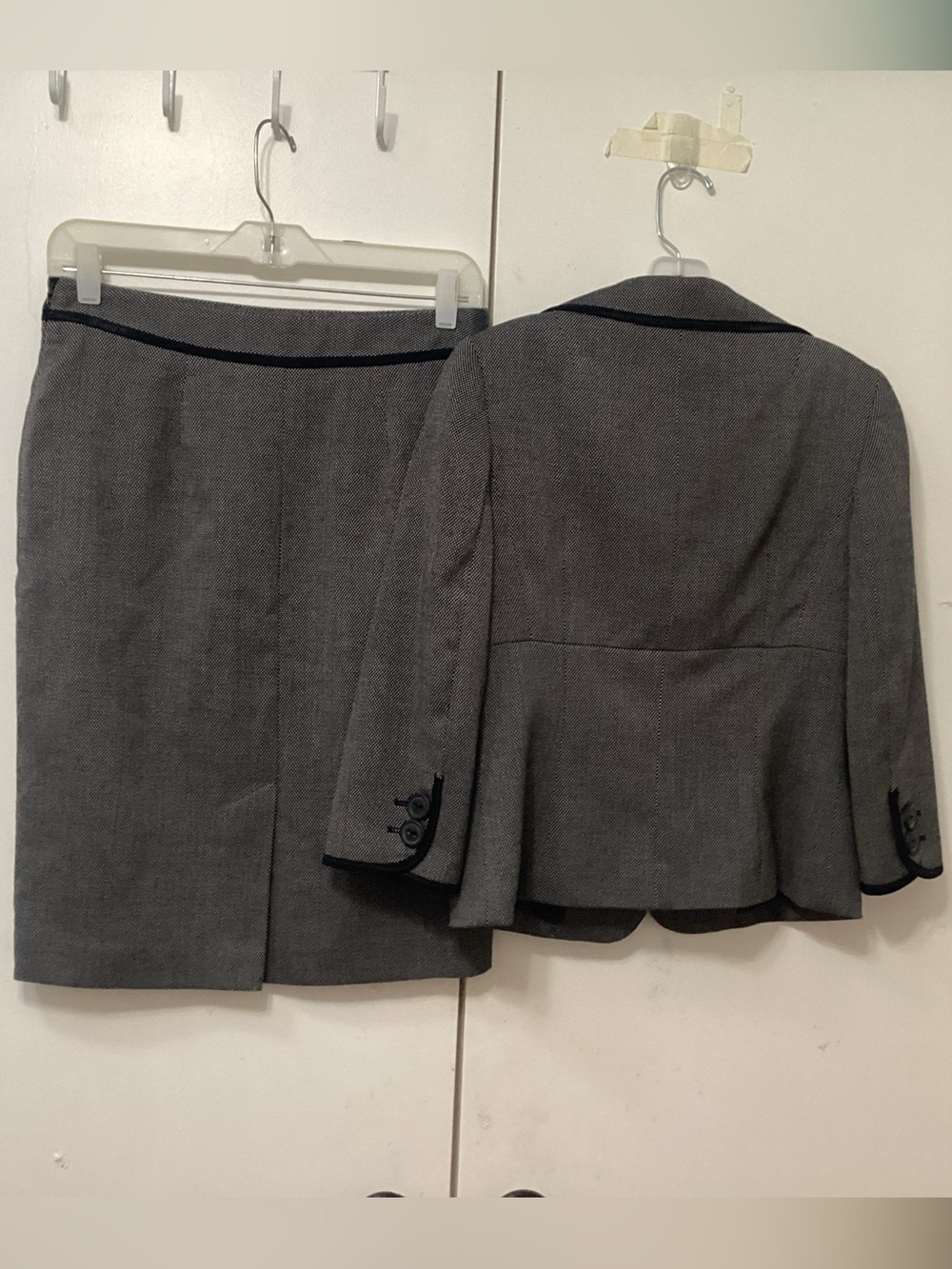 Nine West Size 2 Gray Skirt Suit Black Trim Lined - Picture 4 of 13